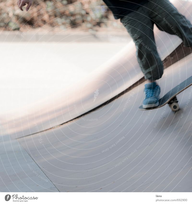 auf Deck Freizeit & Hobby Skateboard Halfpipe maskulin Junge Beine Fuß 1 Mensch stehen Coolness sportlich Lebensfreude Optimismus Mut Beginn Bewegung
