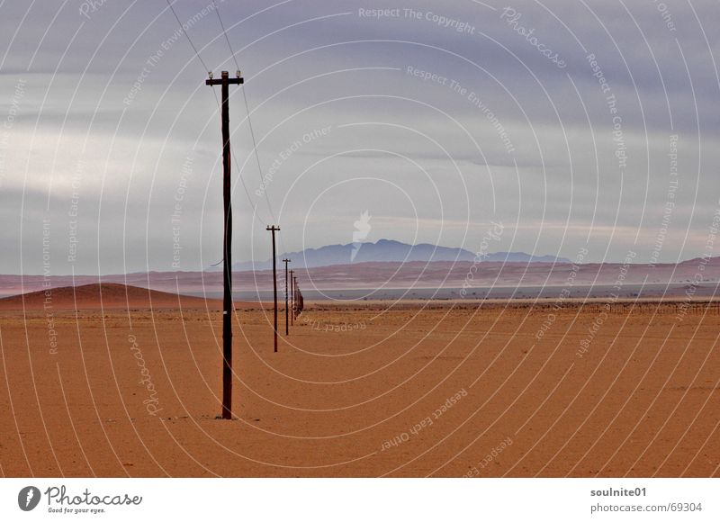 Ferngespräch Namibia Horizont Aussicht Fernweh Afrika telefonstange Wüste Sand Ferne Perspektive orange Natur vergindung