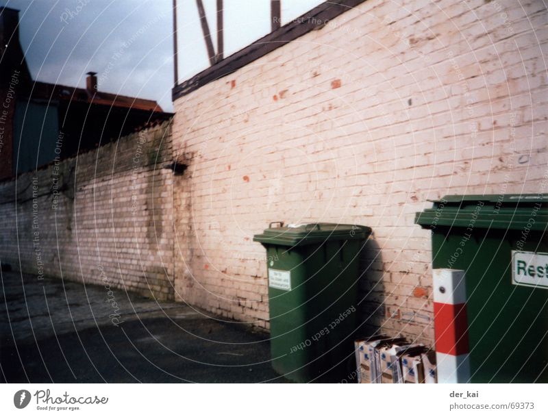 Trash as trash can Müll Fass Müllbehälter Restmüll grün rot weiß Haus Wand Unschärfe Gleichgültigkeit der ist Pfosten leergut leerschlecht Himmel baum (o. abb.)