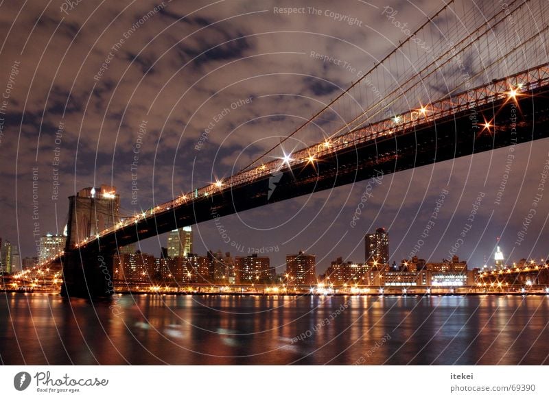 Brooklyn Bridge, NYC Stadtteil New York City Verkehr New York State East River Langzeitbelichtung Nacht dunkel Reflexion & Spiegelung schlechtes Wetter USA