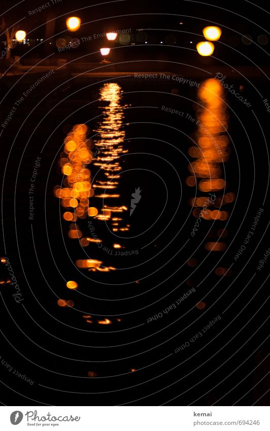 Lichter im Dunkeln Wasser See Wasseroberfläche Wellen dunkel orange schwarz ruhig Lichtpunkt Lichterscheinung Straßenbeleuchtung Lampe Nachtaufnahme Nachtruhe