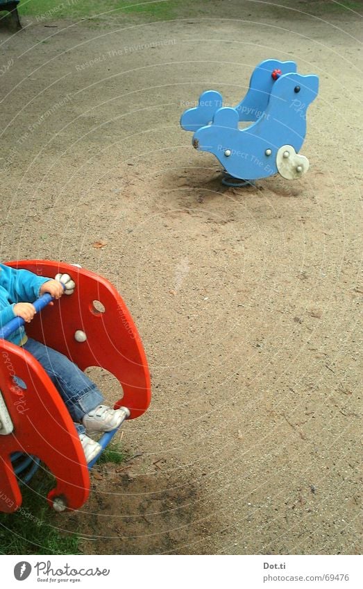 Kind auf dem Spielplatz Wippe Seehund Elefant Fußspur Langeweile Spielzeug Park Kleinkind Spielen festhalten Einsamkeit leer mehrfarbig rot Freude Reitsport