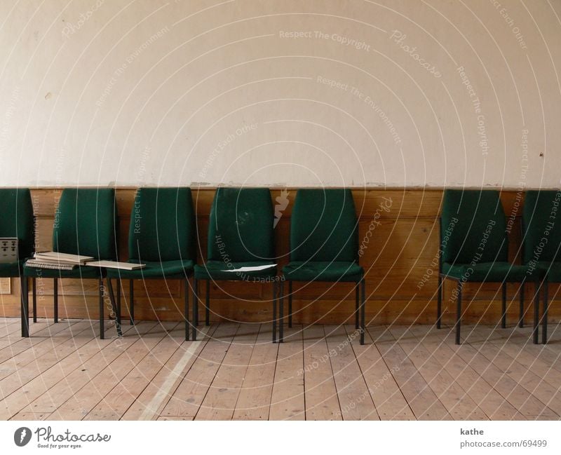 1. Reihe Stuhl dunkelgrün Parkett antik Wand Saal schloß trautskirchen Sitzreihe Raum