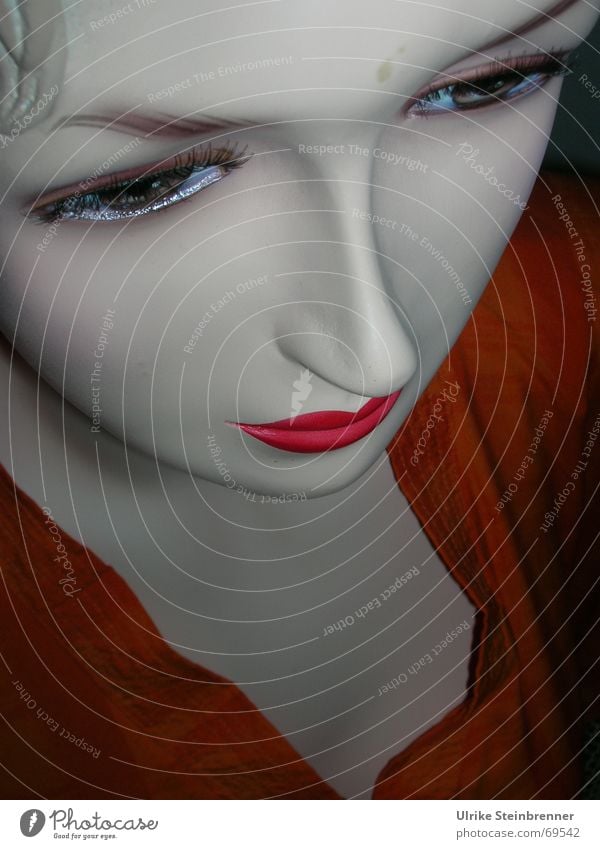 Gesicht einer Schaufensterpuppe von schräg oben Farbfoto Detailaufnahme Blick nach unten Stil schön Kosmetik Lippenstift Wimperntusche Ferne feminin Frau