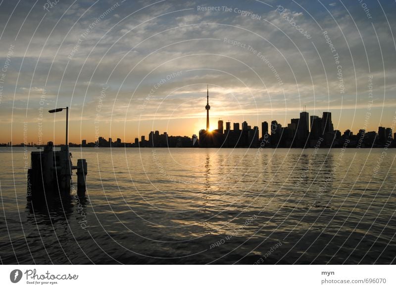 Toronto Skyline I Landschaft Wasser Himmel Wolken Sonnenaufgang Sonnenuntergang Sonnenlicht Sommer Schönes Wetter Wellen Küste Flussufer Ontario Ontario See