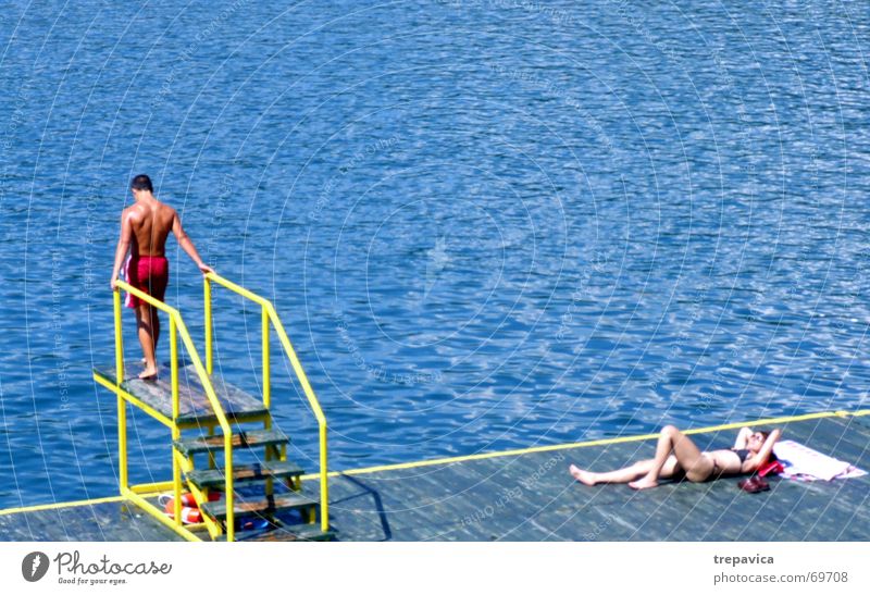 paar Strand Sommer springen Badebekleidung See Wasser mann und frau blau Schwimmen & Baden