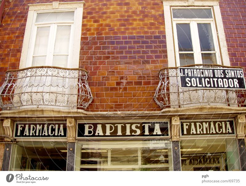 Baptista in Faro Portugal Balkon Geländer Fenster weiß Backstein braun Ladengeschäft Altstadt farmacia bapista