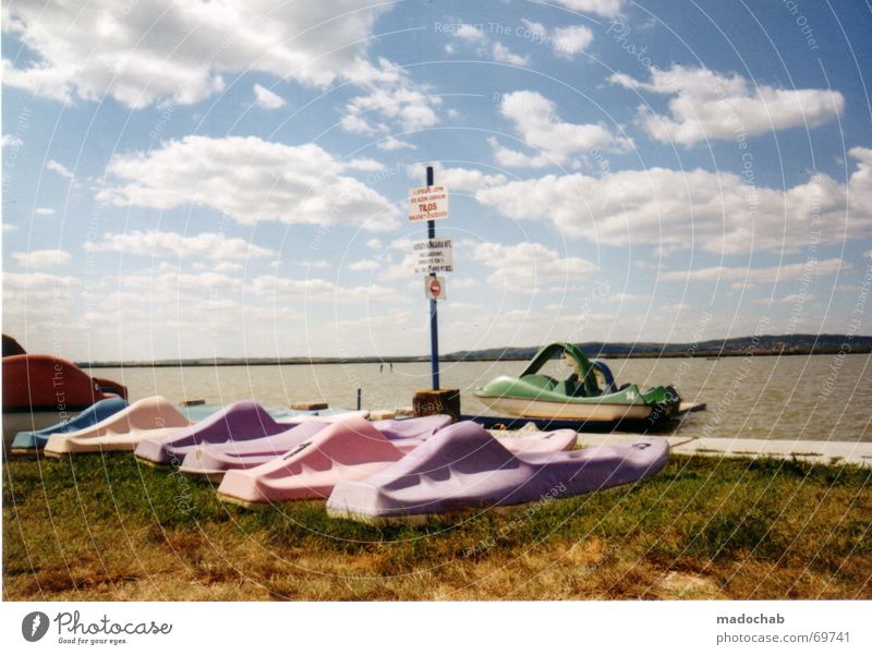 REAL PLASTICWORLD | urlaub bunt farben see sommer tretboote See Sommer Wasserfahrzeug Tretboot Ferien & Urlaub & Reisen mehrfarbig rosa violett grün