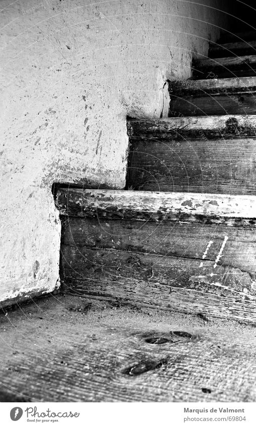 Turmstiege Fußtritt dreckig Holz Wand Putz Kalk weiß schwarz steil dunkel Licht Treppe Leiter stegbretter alt Holzbrett Wege & Pfade aufwärts Schatten