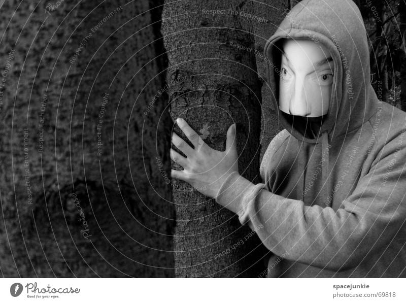 the man behind the mask Mann bedrohlich unheimlich Wald Baum Hinterhalt Maske Mensch Gesicht verstecken Versteck hinten