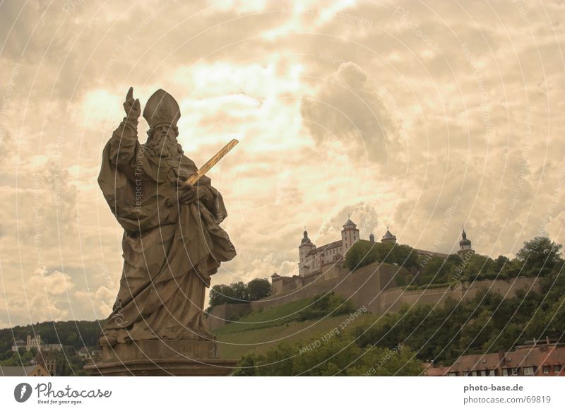 Lichtblicke Statue Körperhaltung Wolken Festung Stein versteinert Himmel himmelsöffnung lichblick würzburgfranken Burg oder Schloss