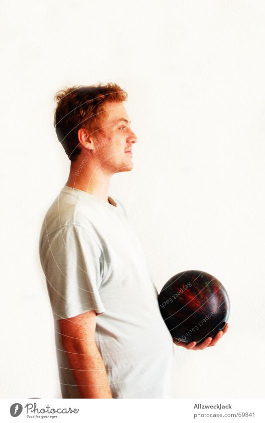 Der Bowler (2) Bowling Bowlingkugel Mann rothaarig Sommersprossen bowler bowlingball Vor hellem Hintergrund wampe bedeutungsschwanger ein mann und seine kugel