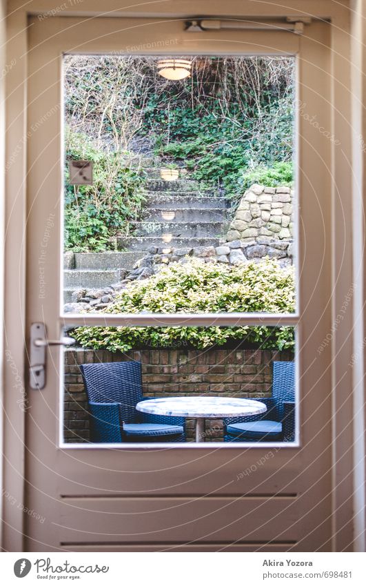 Gartentür Natur Pflanze Sträucher Efeu Haus Mauer Wand Treppe Tür Erholung sitzen blau braun gelb grau grün weiß Zusammensein Stuhl Tisch Farbfoto Innenaufnahme