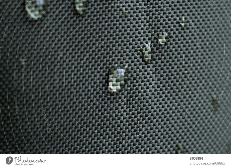 drops on canvas #01 Stoff Vorhang graphisch Bildraum Makroaufnahme quer Format Querformat Produkt Regen feucht grün dunkelgrün cloth fabric gauze netting