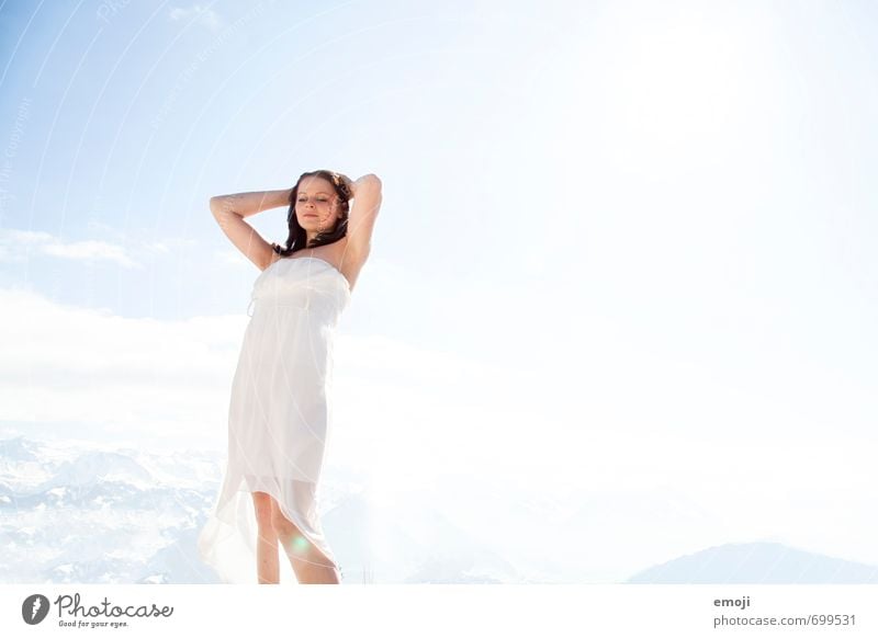 free feminin Junge Frau Jugendliche 1 Mensch 18-30 Jahre Erwachsene Umwelt Natur Himmel Kleid hell schön blau weiß Farbfoto Außenaufnahme Tag Licht Sonnenlicht