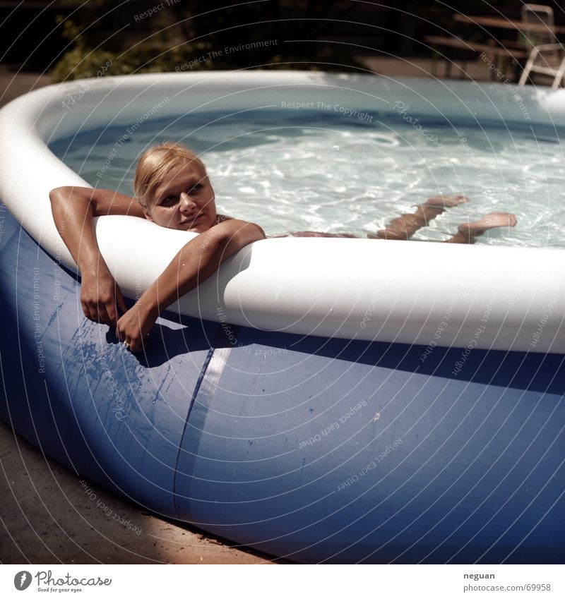 pool relax Erholung Wasserbecken Schwimmbad Luft Sommer Romantik Frau blond aufblasbarer pool Mensch Schwimmen & Baden