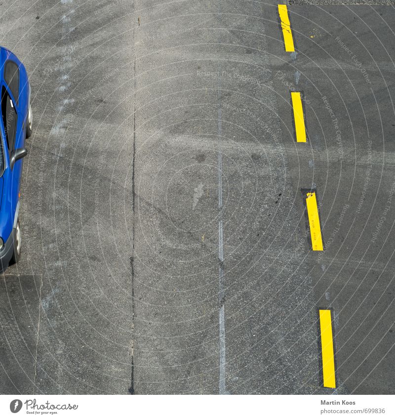 Einzelgänger_in | Abfahrt Verkehr Verkehrsmittel Verkehrswege Straße Verkehrszeichen Verkehrsschild PKW dreckig blau gelb grau Quadrat Asphalt Baustelle