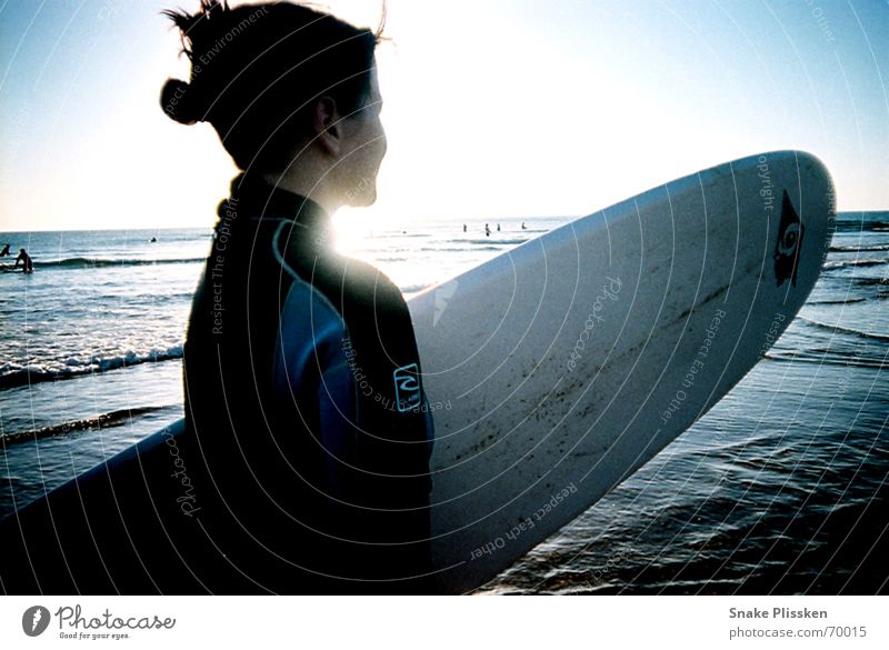 Ja wo sind sie denn? Surfen Surfbrett Neopren Meer Frankreich Sonnenuntergang Sehnsucht Wasser warten Abend blau Kontrast