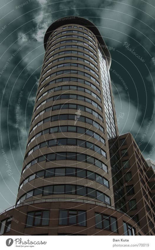 Architekturm Hochhaus dunkel Wolken Licht Froschperspektive kalt Vlissingen Niederlande Zeeland Küste modern Turm Wetter