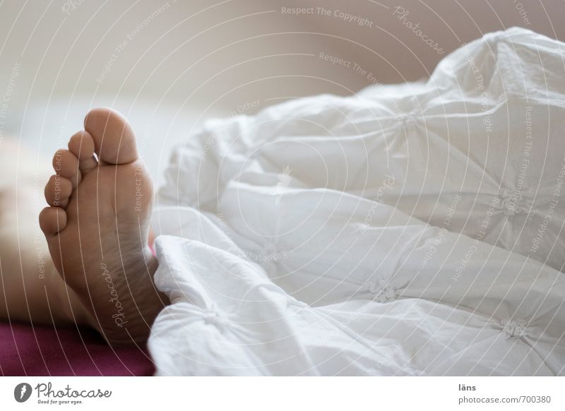 sonntag früh Bett Fuß liegen schlafen weiß Bettwäsche Langschläfer Blick