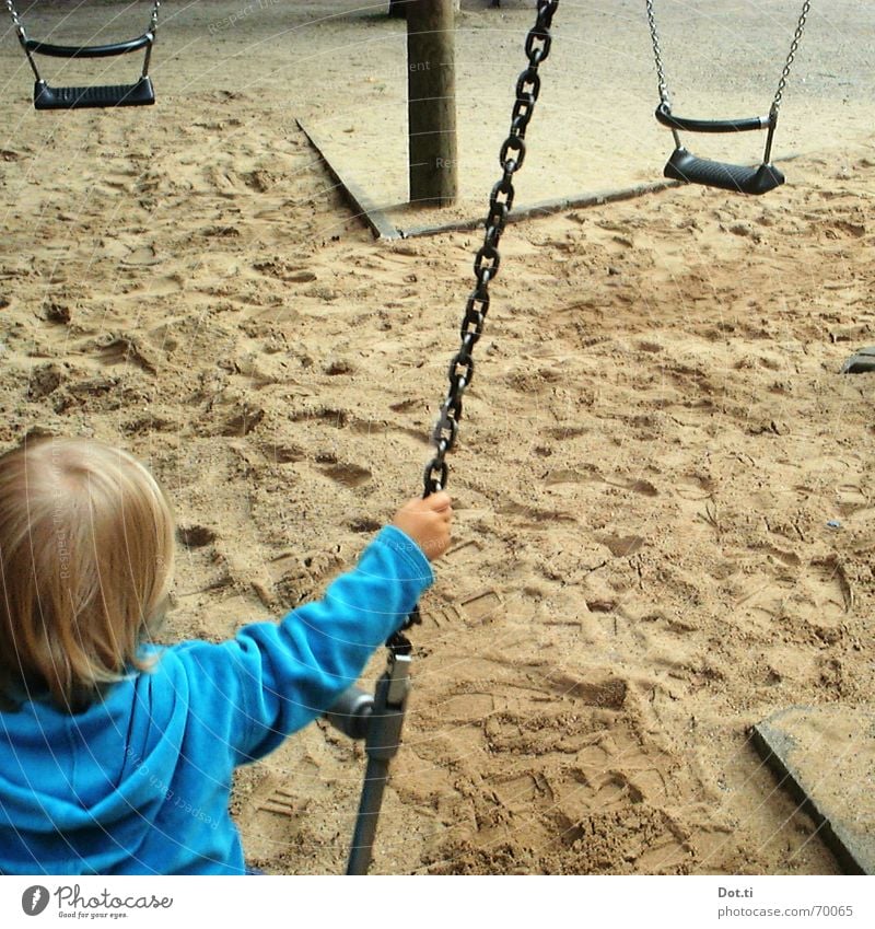 Kind auf der Schaukel Spielplatz Kleinkind festhalten Park türkis Kapuzenpullover blond Fußspur diagonal Freude Erde Sand Flügel höher! anschubsen Kette