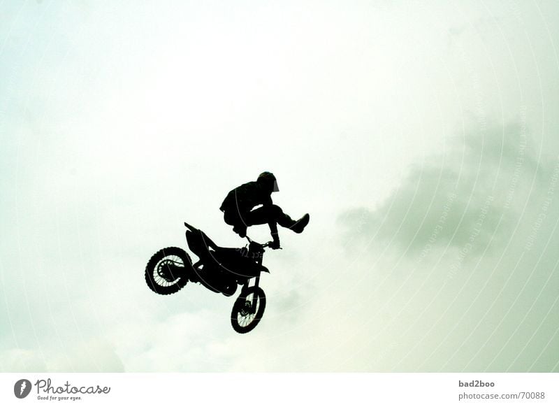 jump arround Motorrad Fahrzeug springen hüpfen Freestyle Motorradfahrer kunstspringen motorcross Sport Himmel Rennsport motorcycle heaven