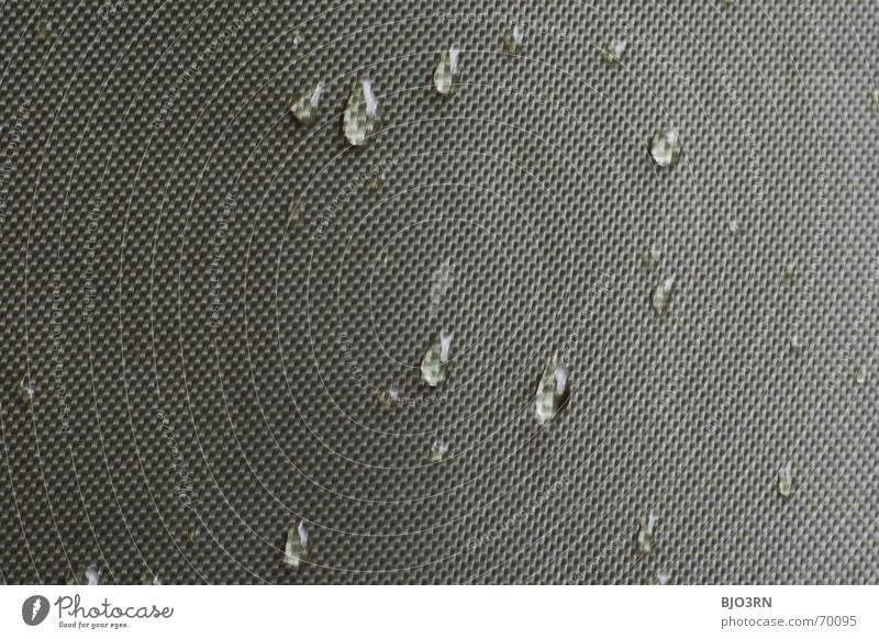 drops on canvas #02 Stoff Vorhang graphisch Bildraum Makroaufnahme quer Format Querformat Produkt Regen feucht grün dunkelgrün cloth fabric gauze netting