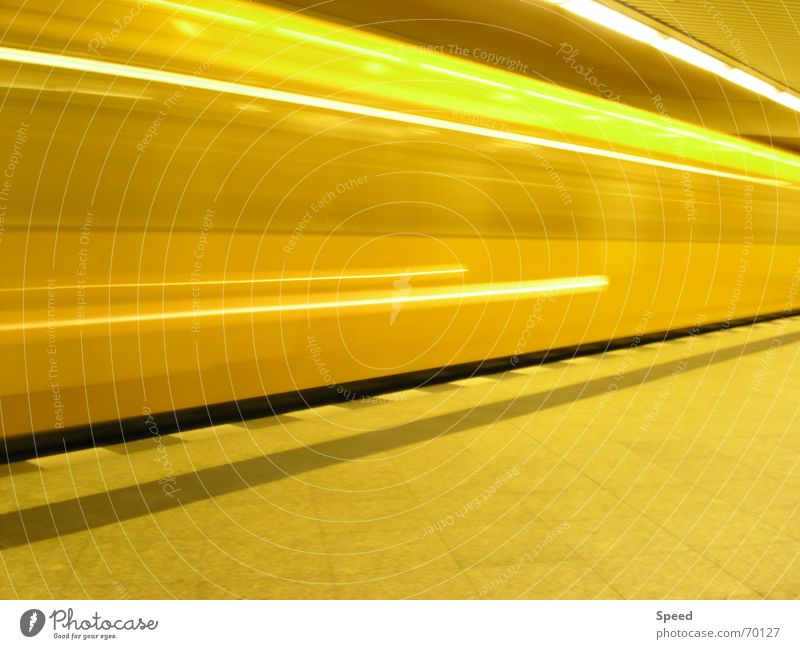 Lichtgeschwindigkeit Langzeitbelichtung gelb Tunnel Bahnsteig Geschwindigkeit Eisenbahn Verzerrung Bahnhof speedtube steinmuster Stein Energiewirtschaft