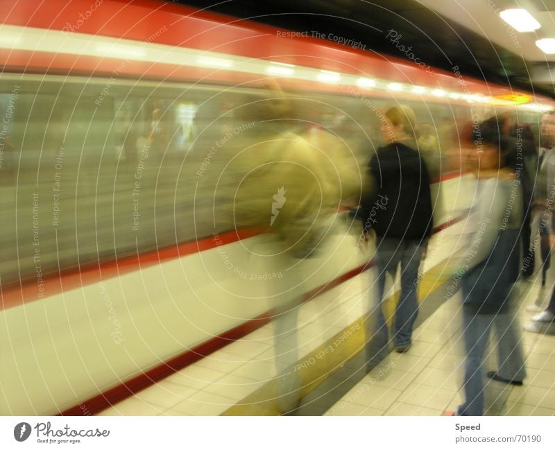 Impression Langzeitbelichtung gelb Tunnel Bahnsteig Geschwindigkeit Lichtgeschwindigkeit Besucher Eisenbahn Verzerrung Bahnhof speedtube Mensch warten Passagier