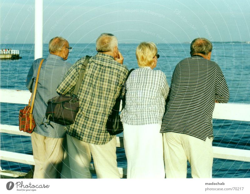 BLICK IN DIE ZUKUNFT | rentner meer alter senior rente urlaub Menschengruppe 4 Vorsorge Altersversorgung Demographie Tourist Tourismus Weiblicher Senior