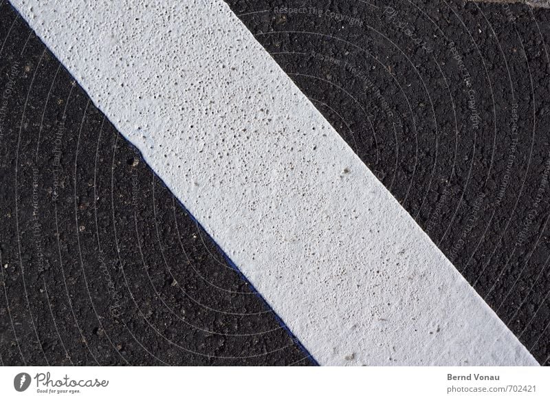 marke Verkehr Verkehrswege Autofahren Schilder & Markierungen grau schwarz weiß Neigung Asphalt Farbe Strukturen & Formen diagonal Straßenbelag Farbfoto
