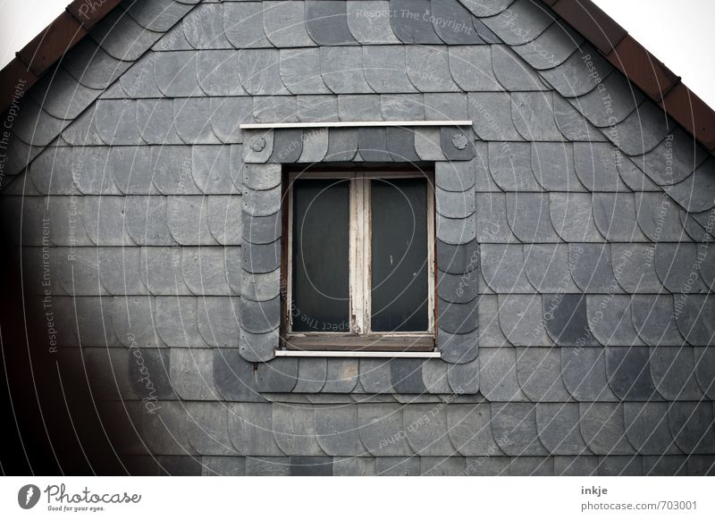 anonym Menschenleer Haus Fassade Fenster Dach Dachfirst Wand Wetterschutz Plattenbau Silikat-Mineral Fensterrahmen alt dunkel historisch grau Gefühle Einsamkeit