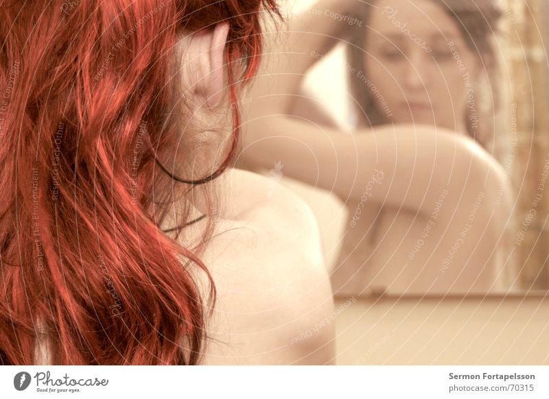 ||| emily ||| 4816c2 ||| Frau nackt rot Spiegel Haare & Frisuren feminin Emily Fabrik Vorhang Haarfarbe Rouge Bad träumen Spiegelbild Schulter langhaarig Akt