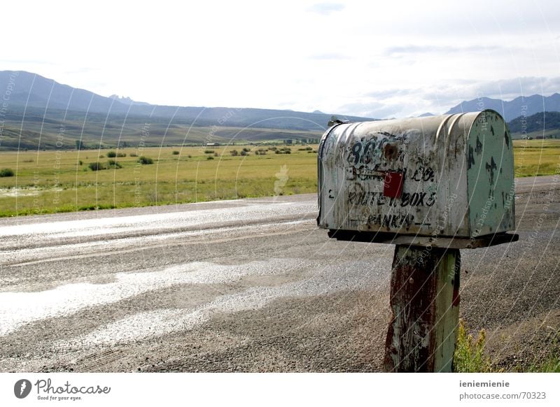 Write me a letter Briefkasten Amerika Einsamkeit Post Rost alt USA Berge u. Gebirge Straße mailbox Postkarte