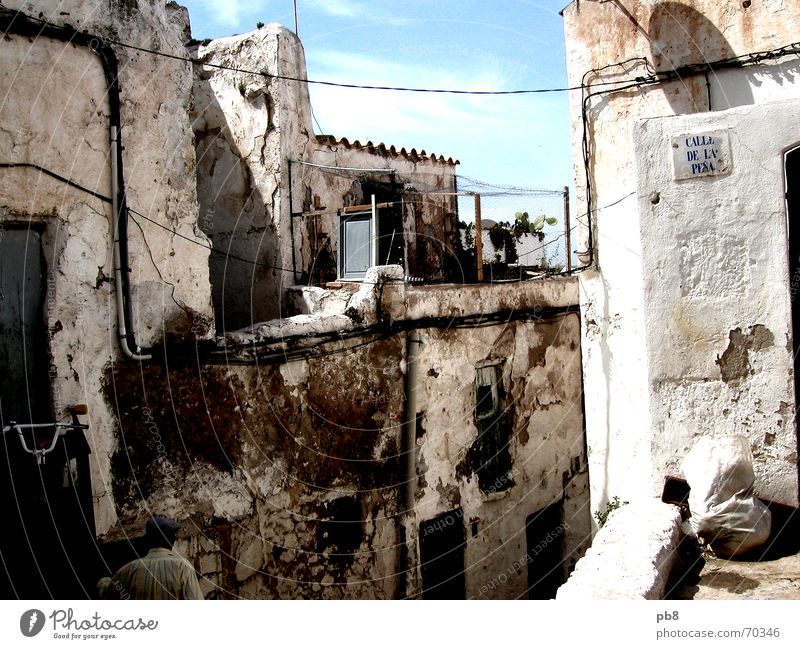 Gassenimpression Ibiza Stadt Gebäude Verfall Haus Altstadt Mauer