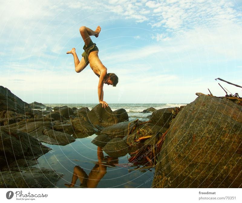 Handstand Reflexion & Spiegelung Meer Wolken Brasilien Sommer Zufriedenheit feucht nass Glätte gefährlich Sport Aktion akrobatisch Badehose Strand Küste