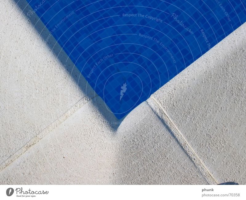 pooleck Schwimmbad nass kalt kühlen schimmern Wasser blau Ecke Stein