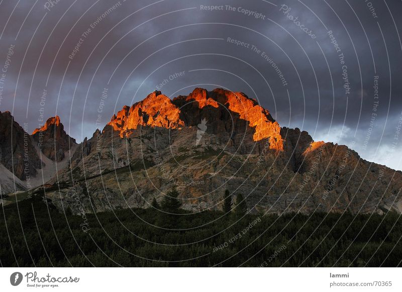 vor dem Sturm Wolken bedrohlich Italien Dolomiten Sonnenuntergang rot Außenaufnahme Bergsteigen Berge u. Gebirge landschaftaufnahme Alpen Klettern Gewitter