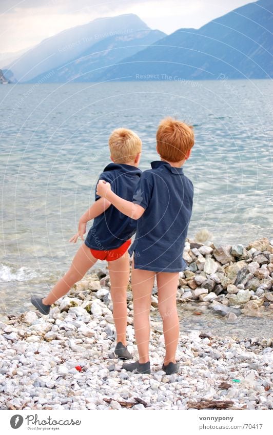 Strandspiele See Wellen Gardasee Italien Dolomiten Ferien & Urlaub & Reisen Bruder Familie & Verwandtschaft Meer Spielen Junge rot Kind Nebel Freundschaft