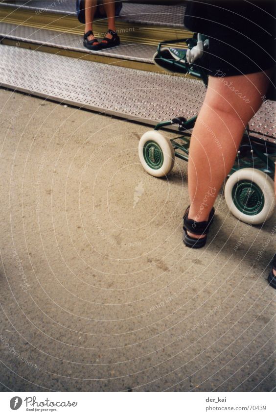 Emma Kinderwagen Sandale Asphalt Vignettierung 1999 Wunsch Beine kind (innenliegend) Straße Lomografie hipshot (yeah) weitere hier eintragen: ____________