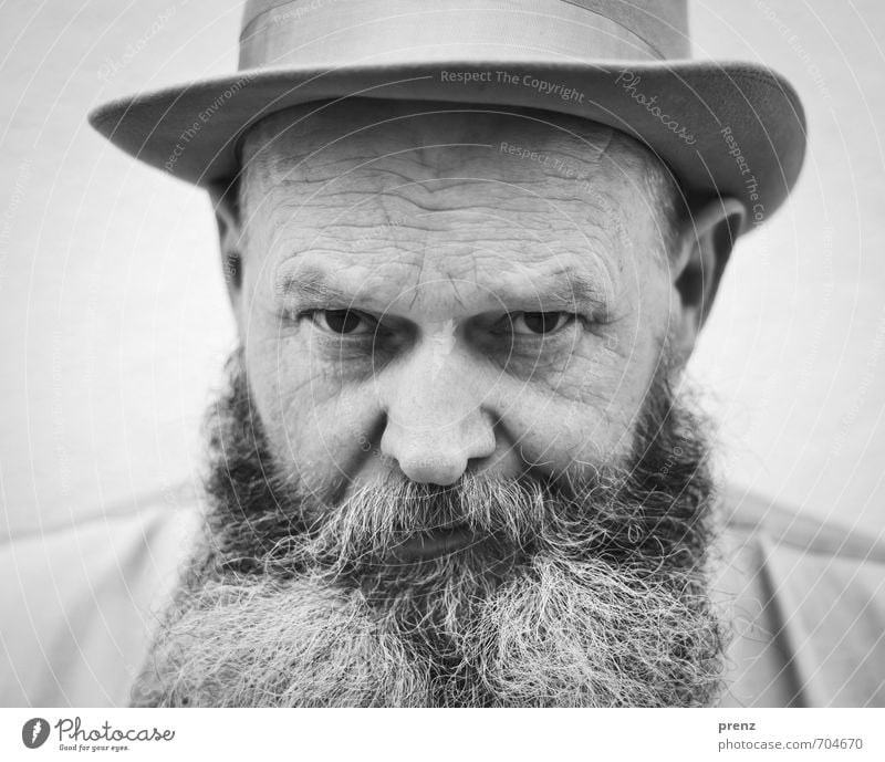 Portrait Mensch maskulin Mann Erwachsene Männlicher Senior Kopf Bart 1 45-60 Jahre alt authentisch schwarz weiß Hut Blick Schwarzweißfoto Außenaufnahme Tag