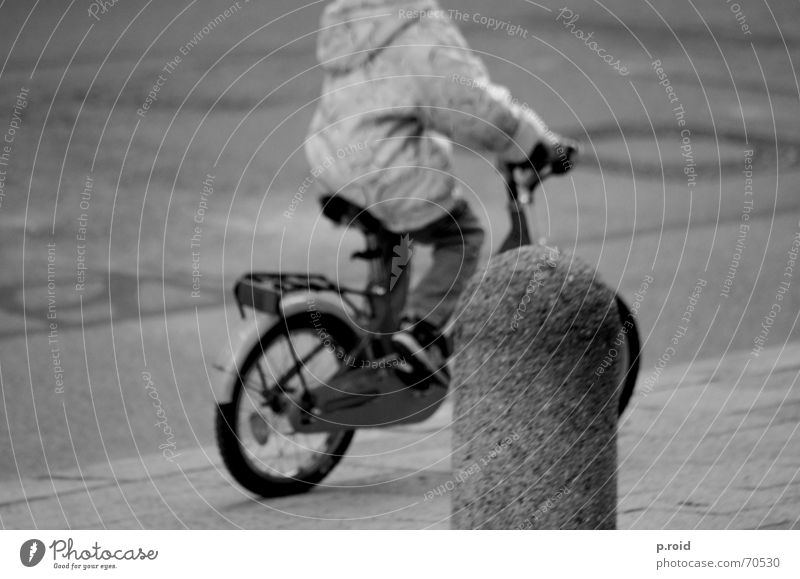 kopflos. Fahrrad Kind Stadt Bürgersteig Asphalt Unbeschwertheit spontan Schwarzweißfoto Spielen child bicycle pavement children childhood Momentaufnahme