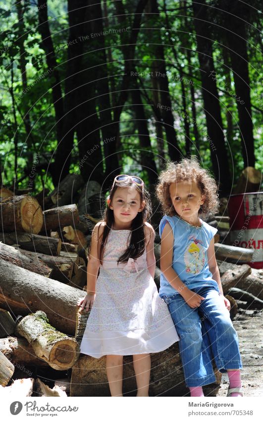 immer zusammen Tourismus Ausflug Abenteuer Sommer Kind Mensch Mädchen Körper 2 3-8 Jahre Kindheit Natur Landschaft Urelemente Sonne Sonnenlicht Wald Spielen