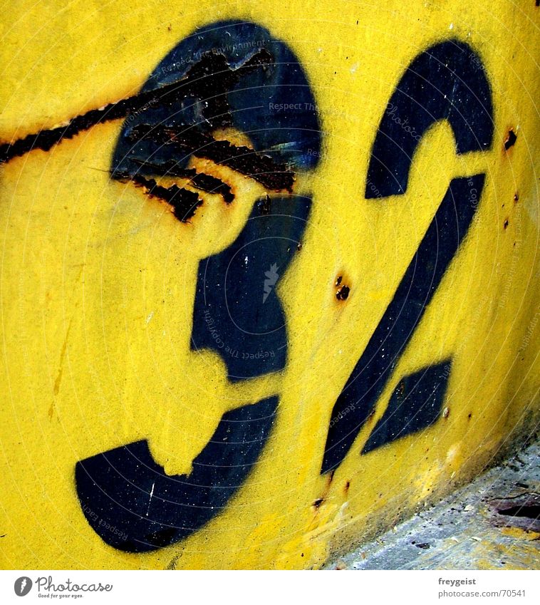 ~32~ Ziffern & Zahlen gelb schwarz Kratzer Müll Arbeit & Erwerbstätigkeit Umbauen number numbers blau Farbe Kontrast Rost Container trashig garbage Baustelle