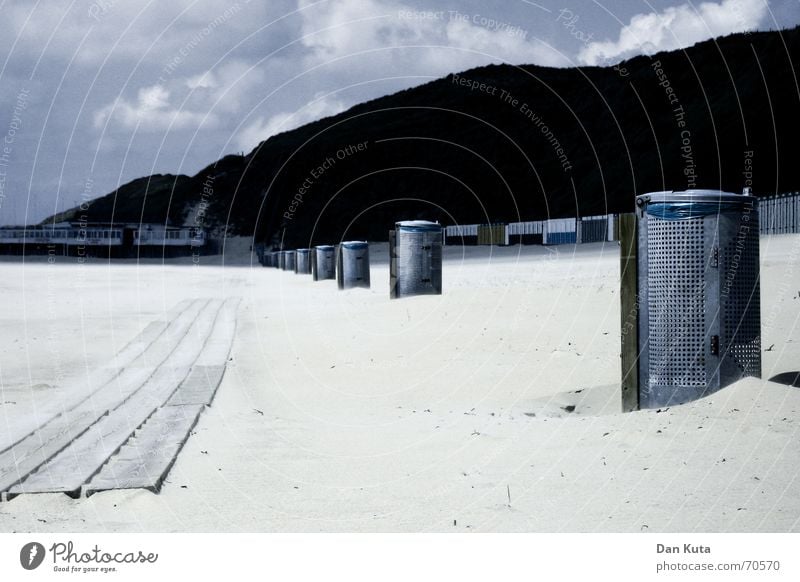 Frisch staubgesaugt Meer aufgereiht Müll Eimer Holz Strand Plastiktüte Wolken Bürgersteig Niederlande Zoutelande Walcheren Sand sondermüll Stranddüne