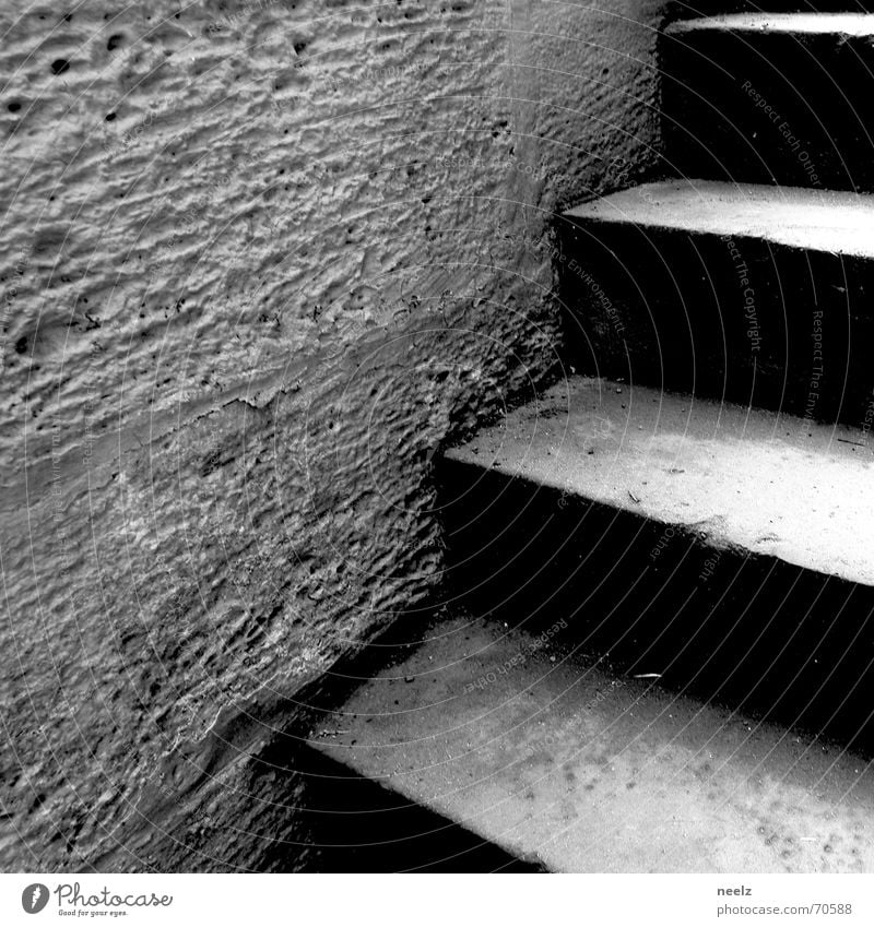 rauf und runter Keller steigen Wand Treppe aufwärts abwärts Kellertreppe