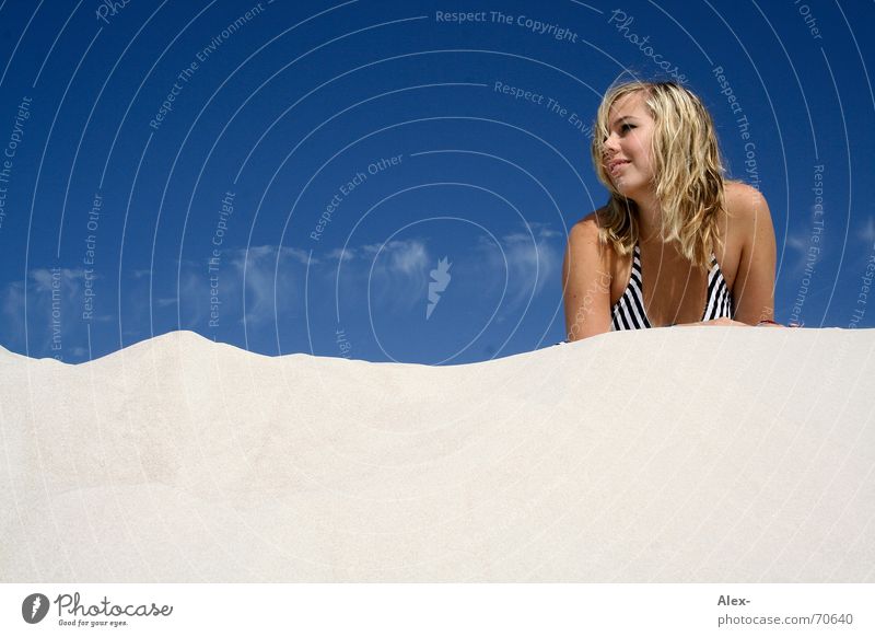 Sand-k-uhr Erholung Ferien & Urlaub & Reisen Strand Wolken Frau Physik liegen Himmel Wärme Stranddüne lachen Glück
