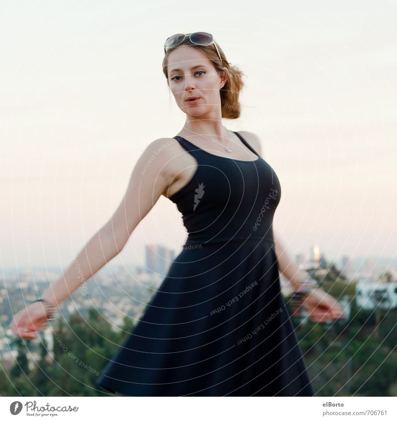 Wirbelwind elegant Stil Städtereise Mensch feminin Junge Frau Jugendliche Erwachsene Körper 1 18-30 Jahre Sonnenaufgang Sonnenuntergang Skyline Mode Kleid