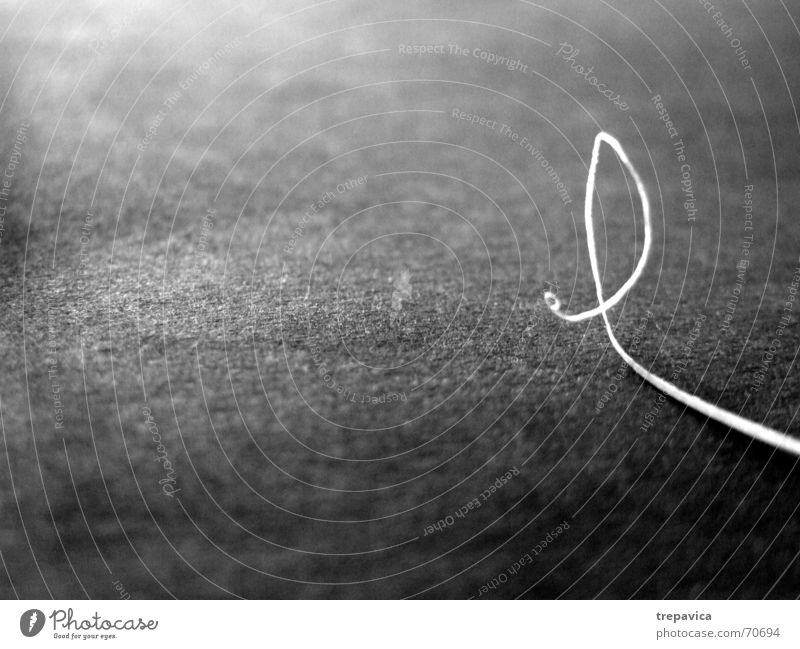 kleine linie grau Papier Streifen Locken Schnecke Zärtlichkeiten langsam dünn Einsamkeit weisse linie Schwarzweißfoto abstract Kontrast krumme linie Irritation