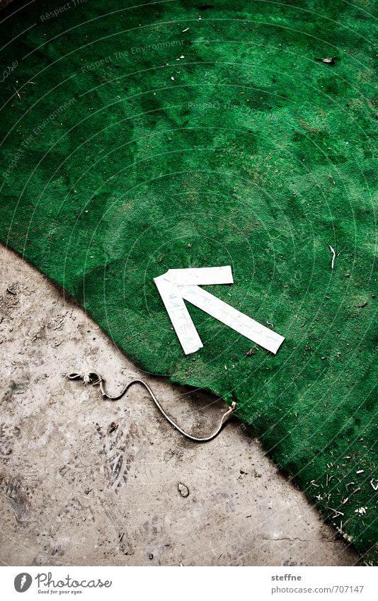 HALLE/S.-Tour | Bitte freihalten Zeichen Schilder & Markierungen Hinweisschild Warnschild Pfeil Teppich richtungweisend grün Farbfoto Innenaufnahme abstrakt